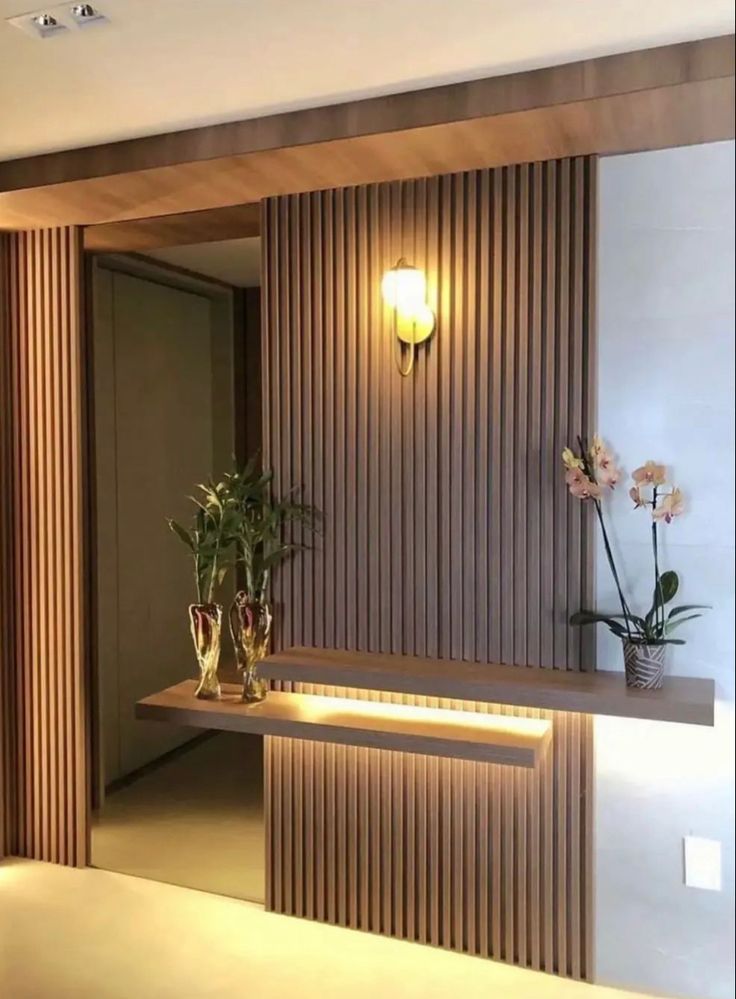 ديكور بديل خشب داخلي أنيق بتصميم شرائح خشبية عمودية مع رف جداري وإضاءة مخفية دافئة، يتضمن مرآة عصرية
