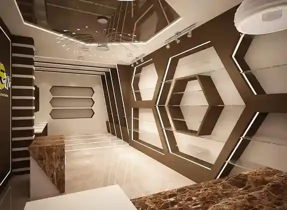غرفة داخلية بتصميم عصري ثلاثي الأبعاد، جدران هندسية بأشكال سداسية ومضلعة بألوان البيج والبني